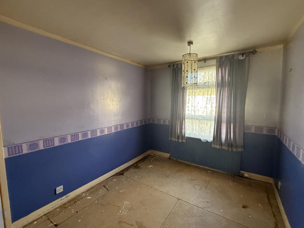 Lot: 35 - HOUSE IN NEED OF IMPROVEMENT - Bedroom 2 in House in Need of Improvement